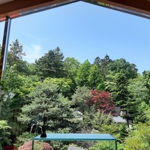 エルム ガーデンの画像｜挙式会場の大窓から見える庭園の景色。
晴れていて最高でした。