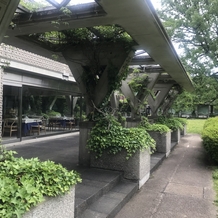 世田谷美術館レストラン ル・ジャルダンの画像｜外から見たレストラン側です