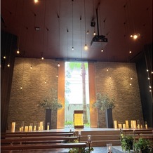 The　South　Harbor　Resort（ザ　サウス　ハーバー　リゾート）の画像｜後ろの扉が開いて自然光が入ってくる