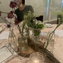 ルメルシェ元宇品の画像｜披露宴会場のテーブルの装花