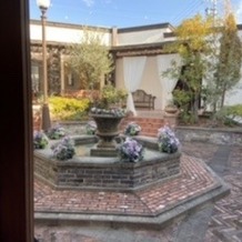 クオーリ　クオーリの画像｜披露宴会場から見える中庭。挙式がここで写真撮影をしました。