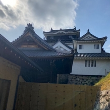 龍城神社の画像｜20人ぐらいの披露宴会場のお庭からの景色。城を拝める