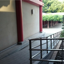 日枝神社結婚式場（日枝あかさか）の画像｜神殿前のスロープ。このそばに階段が5,6段ある。