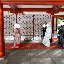 日枝神社結婚式場（日枝あかさか）の画像｜参進開始の場面。巫女の方が率いてくださいます。