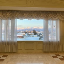 インペリアルウィング富山迎賓館の画像｜３階のロビー。立山の美しさが一望できる。