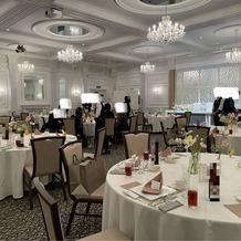 インペリアルウィング富山迎賓館の画像｜白とグレーの落ち着いた雰囲気で、シャンデリアがゴージャスです！