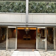 JR KYUSHU　STATION HOTEL KOKURA（JR九州ステーションホテル小倉）の画像｜挙式会場前　中庭スペースへの扉（中庭から撮影）