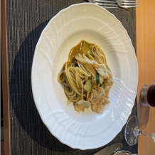 和歌山マリーナシティホテルの画像｜レストランでコース料理のズッキーニと鮑のパスタ