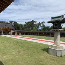 迎賓館ＴＯＫＩＷＡ／新潟縣護國神社の画像｜赤い繊毛の上を歩いて参進します。