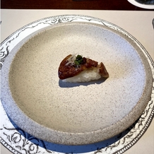 ＳＴ. ＭＡＲＧＡＲＥＴ　ＷＥＤＤＩＮＧ（セント・マーガレット　ウエディング）の画像｜前菜のフォアグラのお寿司。一口サイズですが和洋折衷でおいしかったです。