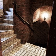 ＳＴ. ＭＡＲＧＡＲＥＴ　ＷＥＤＤＩＮＧ（セント・マーガレット　ウエディング）の画像｜通路と階段