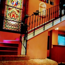 ＳＴ. ＭＡＲＧＡＲＥＴ　ＷＥＤＤＩＮＧ（セント・マーガレット　ウエディング）の画像｜パーティー会場にあるらせん階段