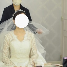 ＳＴ. ＭＡＲＧＡＲＥＴ　ＷＥＤＤＩＮＧ（セント・マーガレット　ウエディング）の画像｜ブライズルームにて。ベールは追加料金無しの物