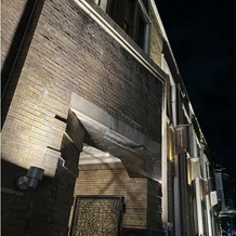 姫路モノリス　旧逓信省姫路別館（ＨＩＭＥＪＩ　ＭＯＮＯＬＩＴＨ）の画像｜夜の建物