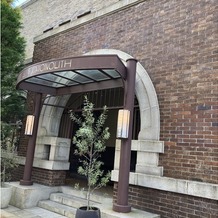 芦屋モノリス　旧逓信省芦屋別館（国登録有形文化財）の画像｜建物の入り口