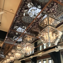 芦屋モノリス　旧逓信省芦屋別館（国登録有形文化財）の画像｜この天井の鏡とシャンデリアが効いています。