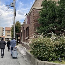 芦屋モノリス　旧逓信省芦屋別館（国登録有形文化財）の画像｜入り口前