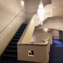 芦屋モノリス　旧逓信省芦屋別館（国登録有形文化財）の画像｜披露宴会場までは螺旋階段で上がります。エレベーターもあります。