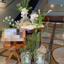 芦屋モノリス　旧逓信省芦屋別館（国登録有形文化財）の画像｜会場入ってすぐのスペースにはウェルカムボードを用意しました。
お花はイメージだけ伝えて、お任せです