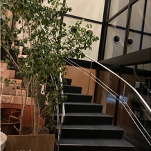 アマンダンテラス（ＡＭＡＮＤＡＮ　ＴＥＲＲＡＣＥ）の画像｜受付すぐの階段です。ゲストはこちらから2階の待合室で待ちます。