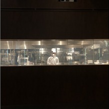 京都　北山モノリス（ＫＹＯＴＯ　ＫＩＴＡＹＡＭＡ　ＭＯＮＯＬＩＴＨ）の画像｜シェフの調理シーン