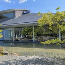 京都　北山モノリス（ＫＹＯＴＯ　ＫＩＴＡＹＡＭＡ　ＭＯＮＯＬＩＴＨ）の画像｜屋外からの庭園