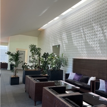 京都　北山モノリス（ＫＹＯＴＯ　ＫＩＴＡＹＡＭＡ　ＭＯＮＯＬＩＴＨ）の画像｜待合室もシンプルでモダンな空間