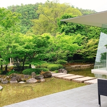 京都　北山モノリス（ＫＹＯＴＯ　ＫＩＴＡＹＡＭＡ　ＭＯＮＯＬＩＴＨ）の画像｜1階ロビーから見た回廊式庭園
右端に映るガラス張りはチャペルです