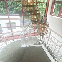 ＡＭＡＮＤＡＮ ＨＩＬＬＳ（アマンダンヒルズ）の画像｜挙式会場から披露宴へ移動できる螺旋階段です。エレベーターもあります。