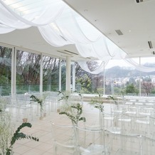ＡＭＡＮＤＡＮ ＨＩＬＬＳ（アマンダンヒルズ）の画像｜チャペルの雰囲気をそのまま活かし、センターには何も飾らず、ゲストの両サイドのみお花を追加