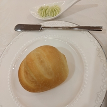 KASANE HIROSHIMAの画像｜パンと自家製ローズマリーのバター。絶品