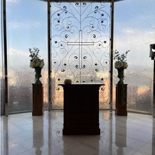ヴィラ・グランディス　ウエディングリゾート　FUKUIの画像｜チャペルのステージの様子です。正面に水が流れ、ガラスの十字架がロマンチックです。
