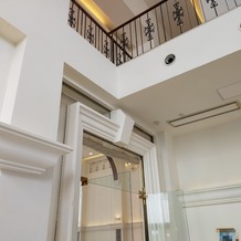 ヴィラ・グランディス　ウエディングリゾート　TOYAMAの画像｜入口の扉がとても大きく開放感があります。