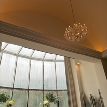 ヴィラ・グランディス　ウエディングリゾート　TOYAMAの画像｜大きな窓が綺麗なチャペル