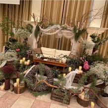 ヴィラ・グランディス　ウエディングリゾート　TOYAMAの画像｜雨で、ガーデン挙式の際に飾る予定だった装花を、披露宴の高砂に追加していただき、とても豪華に。
