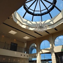 ヴィラ・グランディス　ウエディングリゾートの画像｜ロビーの天井