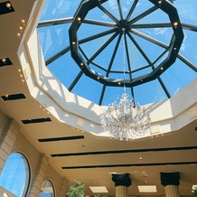 ヴィラ・グランディス　ウエディングリゾートの画像｜ロビーは天井から光が差してきれい！