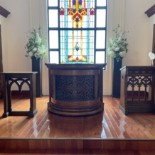 フェアブルーム水戸アメイジングステージの画像｜ステンドガラスとこの祭壇は実際に海外の教会で使われていたものだそうです。