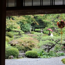 京都洛東迎賓館の画像｜きれいな庭園からの新郎新婦の入場はとても素敵でした。