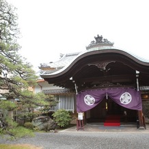 京都洛東迎賓館の画像｜玄関とお庭
