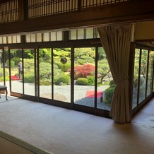 京都洛東迎賓館の画像｜披露宴会場から見える庭園