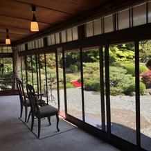 京都洛東迎賓館の画像｜日本庭園が眺められる廊下