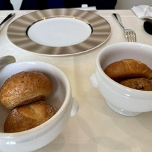 誓いの森　イストアールの画像｜アツアツのパンを4種類試食させて頂きました。披露宴では2種類を提供できるそうです。