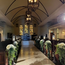 誓いの森　イストアールの画像｜ライトアップした教会。入場の雰囲気。
