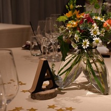 THE HILLTOP TERRACE NARA（ザ・ヒルトップテラス奈良）の画像｜テーブルの花は見積もりよりグレードアップしました。
席看板のアルファベットや星は持ち込みました。