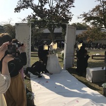 THE HILLTOP TERRACE NARA（ザ・ヒルトップテラス奈良）の画像｜外での挙式