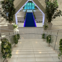 Ｌｕｍｉａｍｏｒｅ（ルミアモーレ）の画像｜新郎新婦入場が階段の上からと他の会場ではあまり見ないパターンなのでポイントでした。
