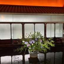 ホテル雅叙園東京の画像｜エントランスにある装花は季節により入れ替わる