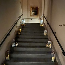 ホーリーザイオンズパーク　セント・ヴァレンタインの画像｜挙式会場へ向かう階段から素敵な雰囲気づくりがされています。