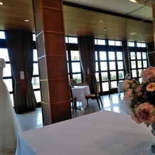 The Matirtha Suite（ザ マティルタ　スイート）の画像｜レストランの中。ウエディングドレスがある。窓からは海が見える。